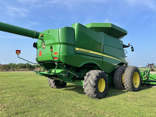 John Deere S670