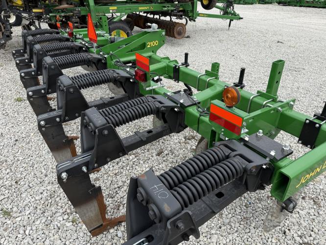 John Deere 2100