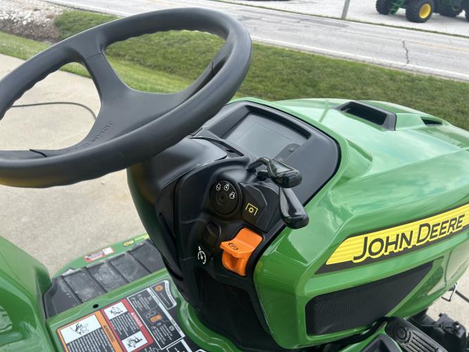 John Deere X758