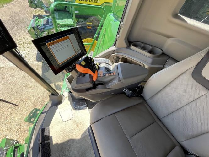 John Deere S7 700