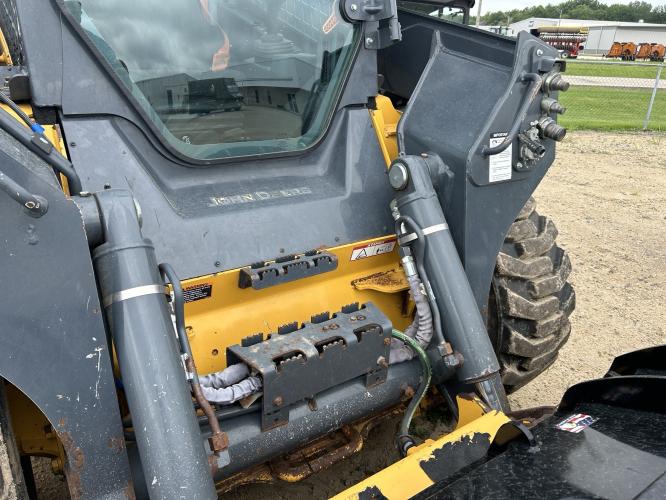 John Deere 332G