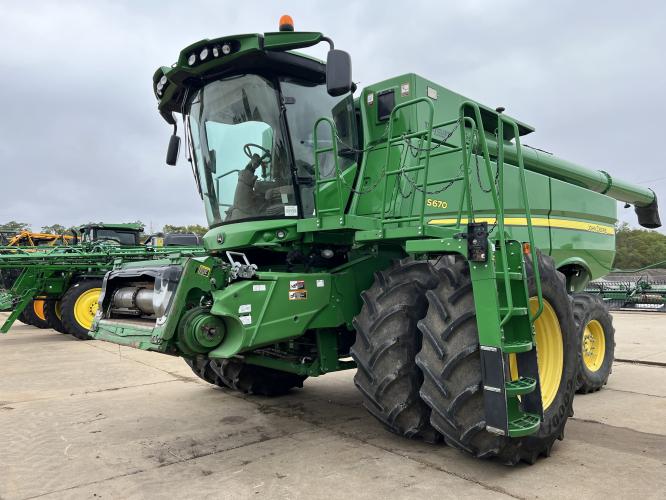John Deere S670