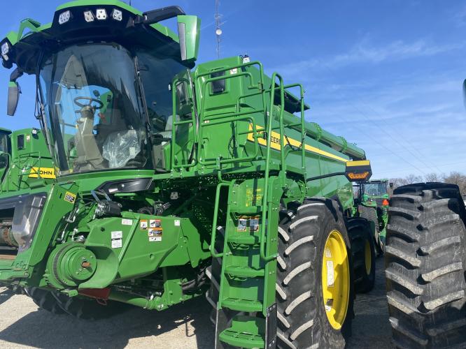 John Deere S7 700