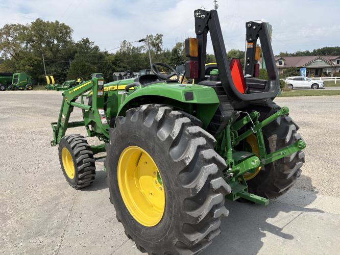 John Deere 4052M