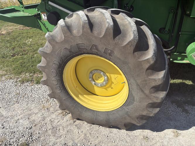 John Deere S670