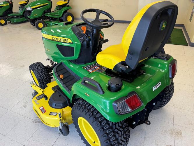 John Deere X738