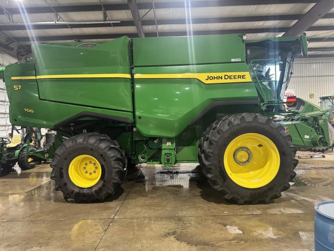 John Deere S7 700