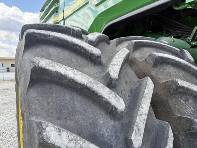 John Deere X9 1100