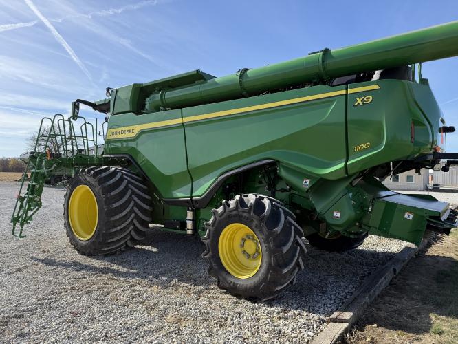 John Deere X9 1100