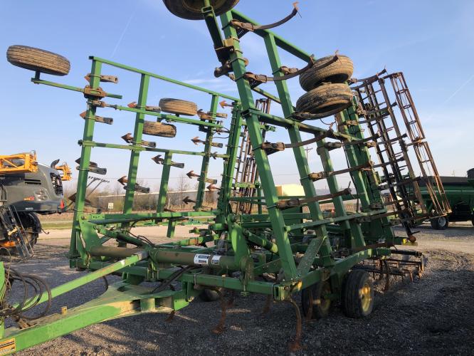 John Deere 2210