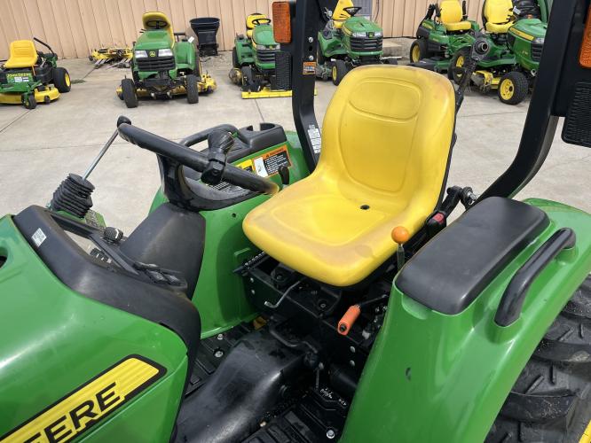 John Deere 3038E
