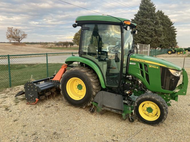 John Deere 3046R