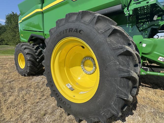 John Deere S7 700