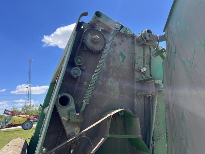 John Deere 566