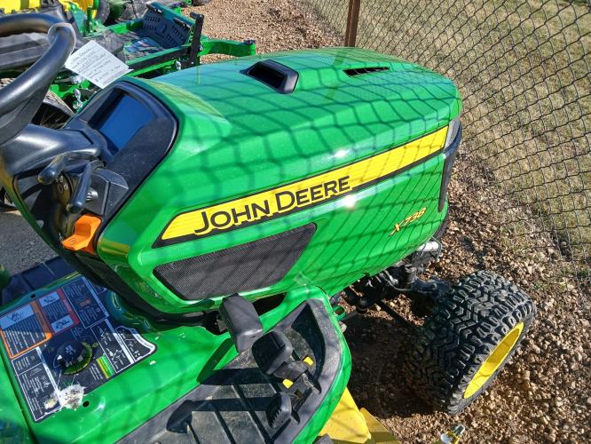 John Deere X738