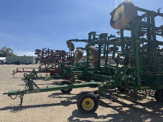 John Deere 2210