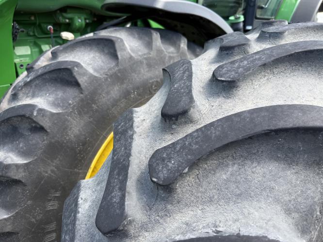 John Deere 8235R