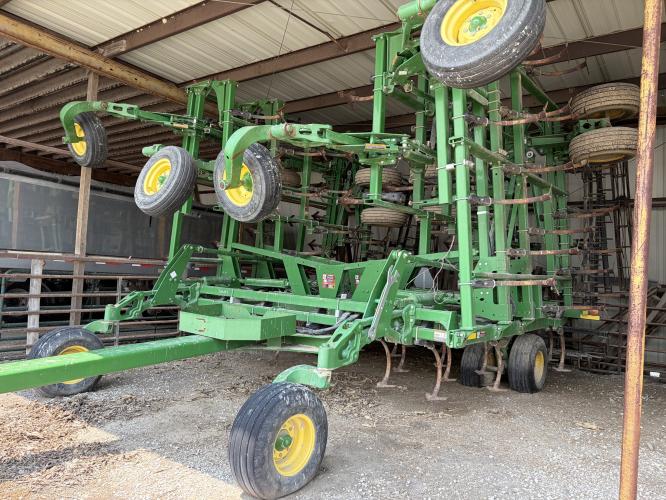 John Deere 2210