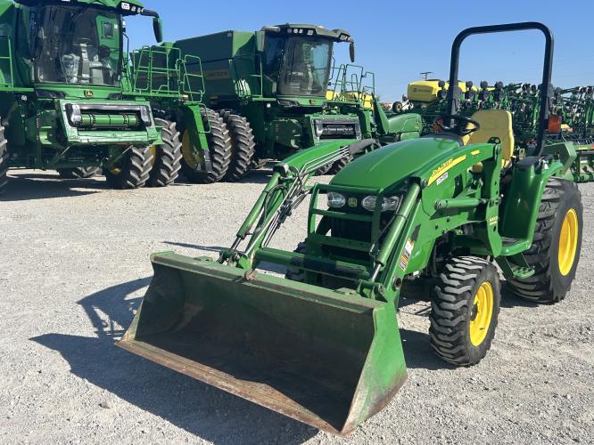 John Deere 3320