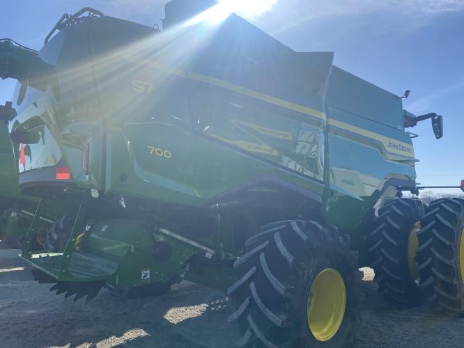 John Deere S7 700