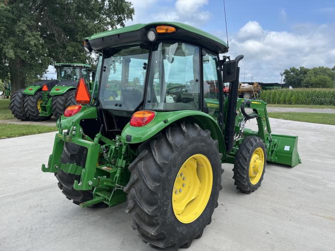 John Deere 5055E