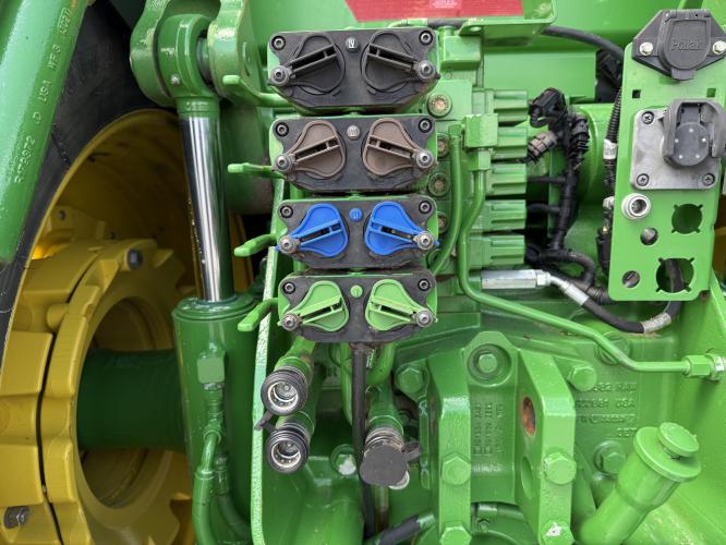 John Deere 8235R