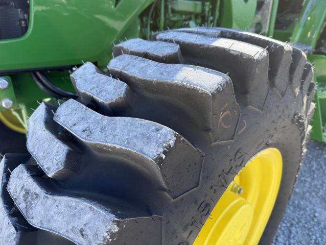 John Deere 5075E