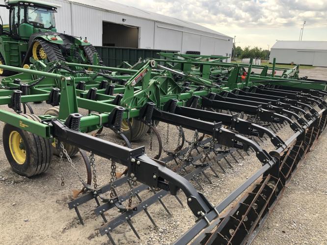 John Deere 2210