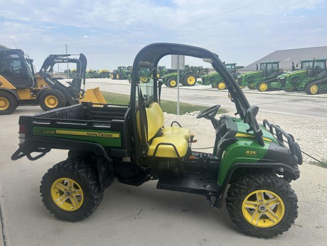 John Deere 825I