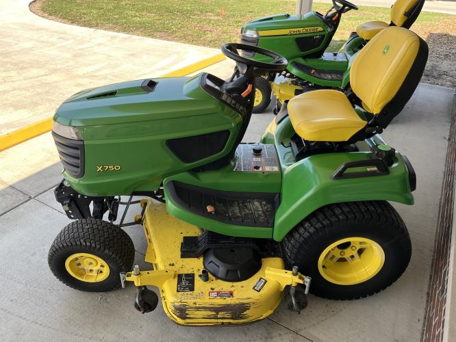 John Deere X750