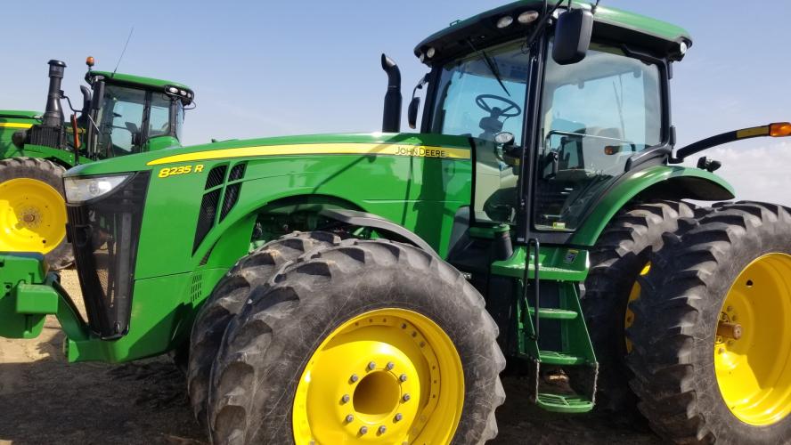 John Deere 8235R