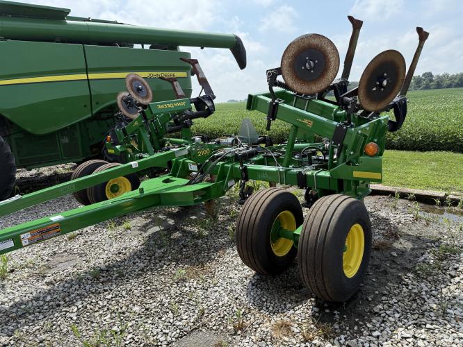 John Deere 2100