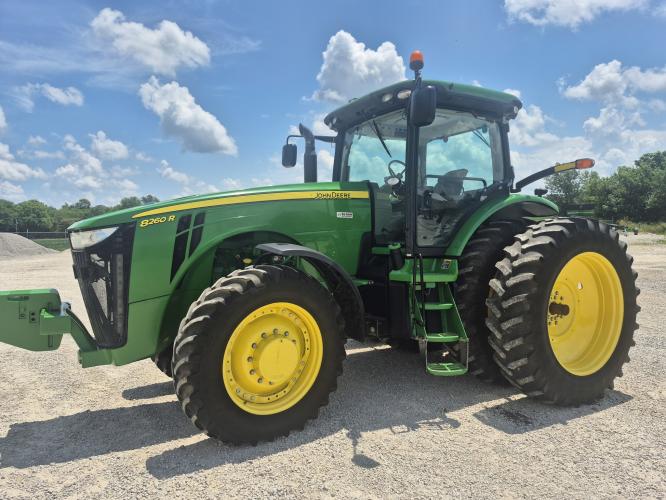 John Deere 8260R