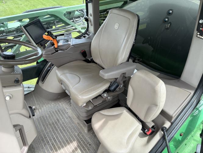 John Deere R4044