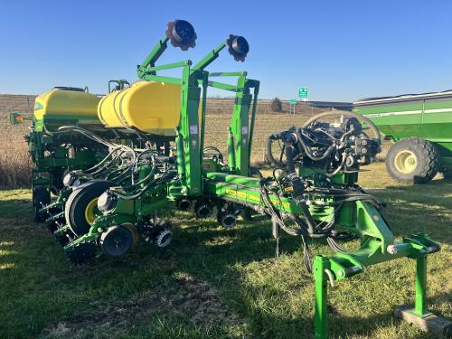 2015 John Deere 1775NT