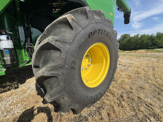 John Deere S7 700