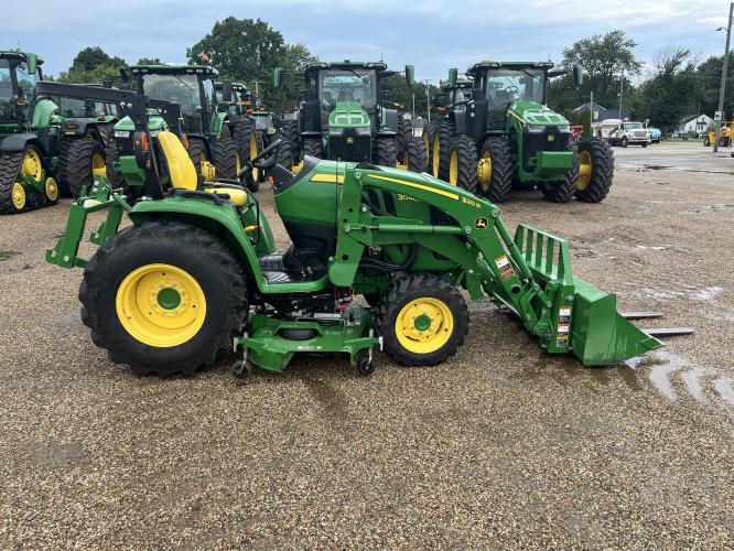 John Deere 3046R