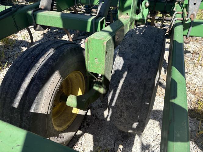 John Deere 2210