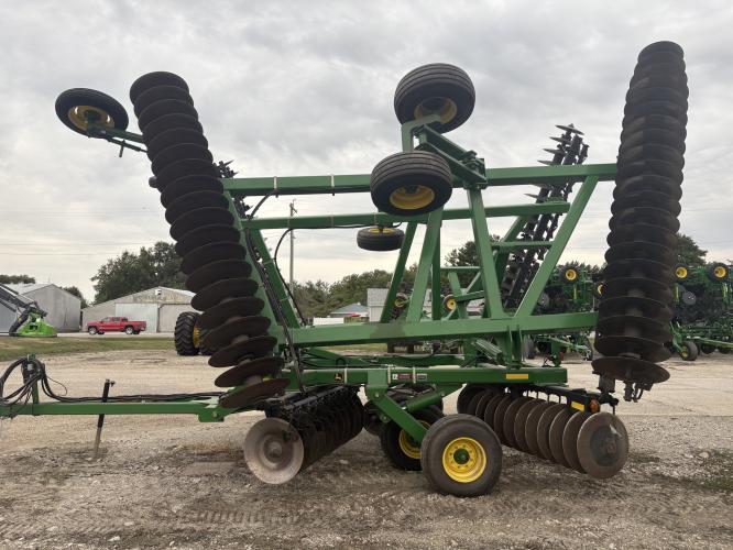 John Deere 637