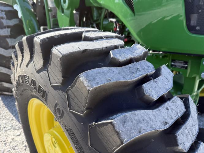 John Deere 5075E
