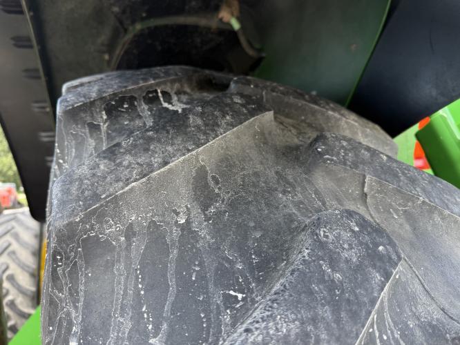 John Deere 8235R
