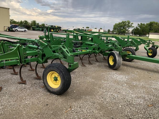 John Deere 2210