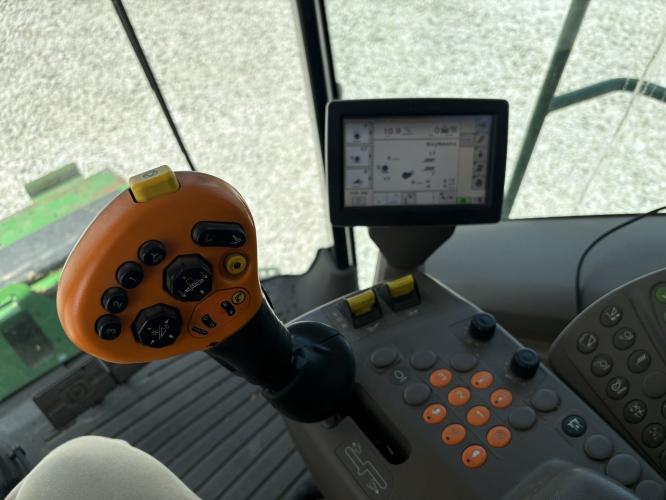 John Deere S670