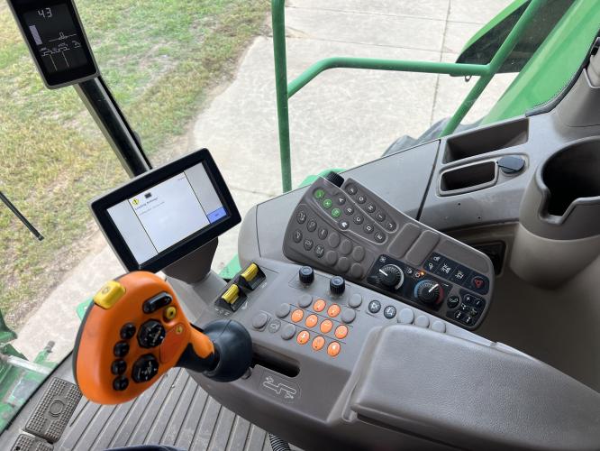 John Deere S670