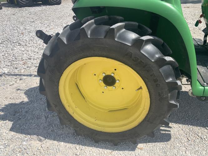 John Deere 3038E