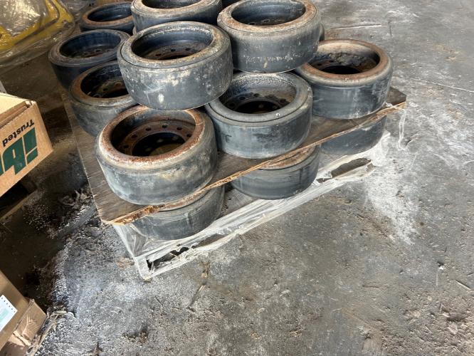 John Deere RE594956 ROLLER FOR 8RX - 18" TRACK