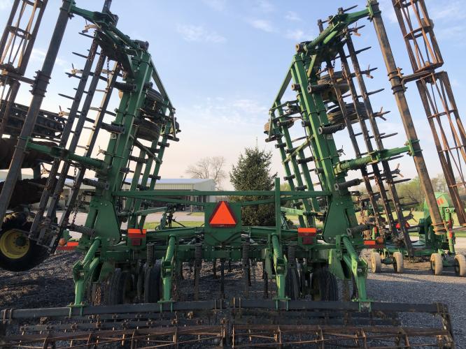 John Deere 2210