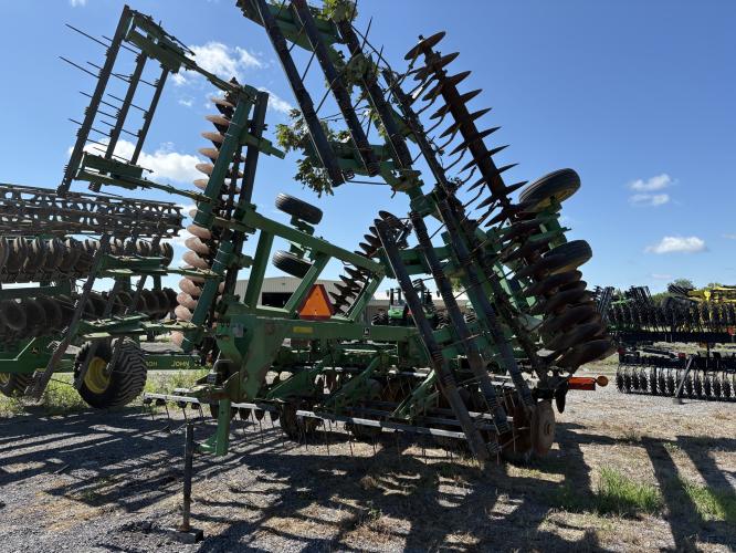 John Deere 637