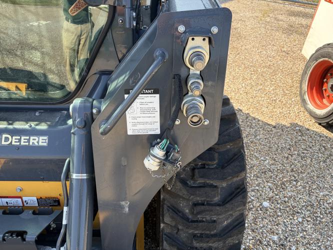 John Deere 320G