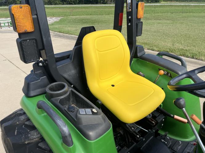 John Deere 3032E